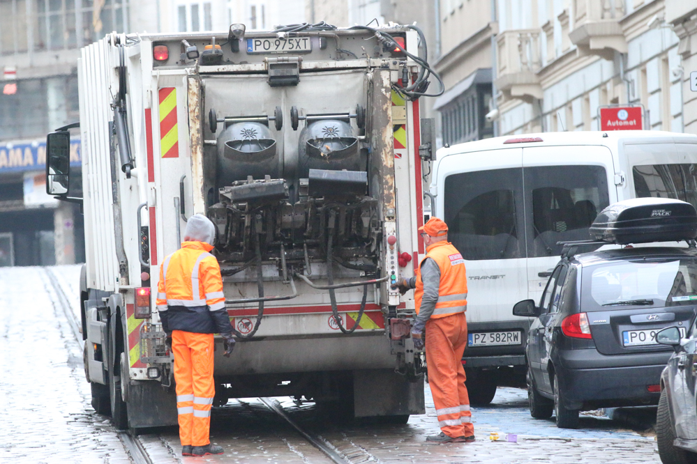 Śmieciarki będą jeździć rzadziej pod koniec grudnia. Jest apel o rozsądne wyrzucanie odpadów