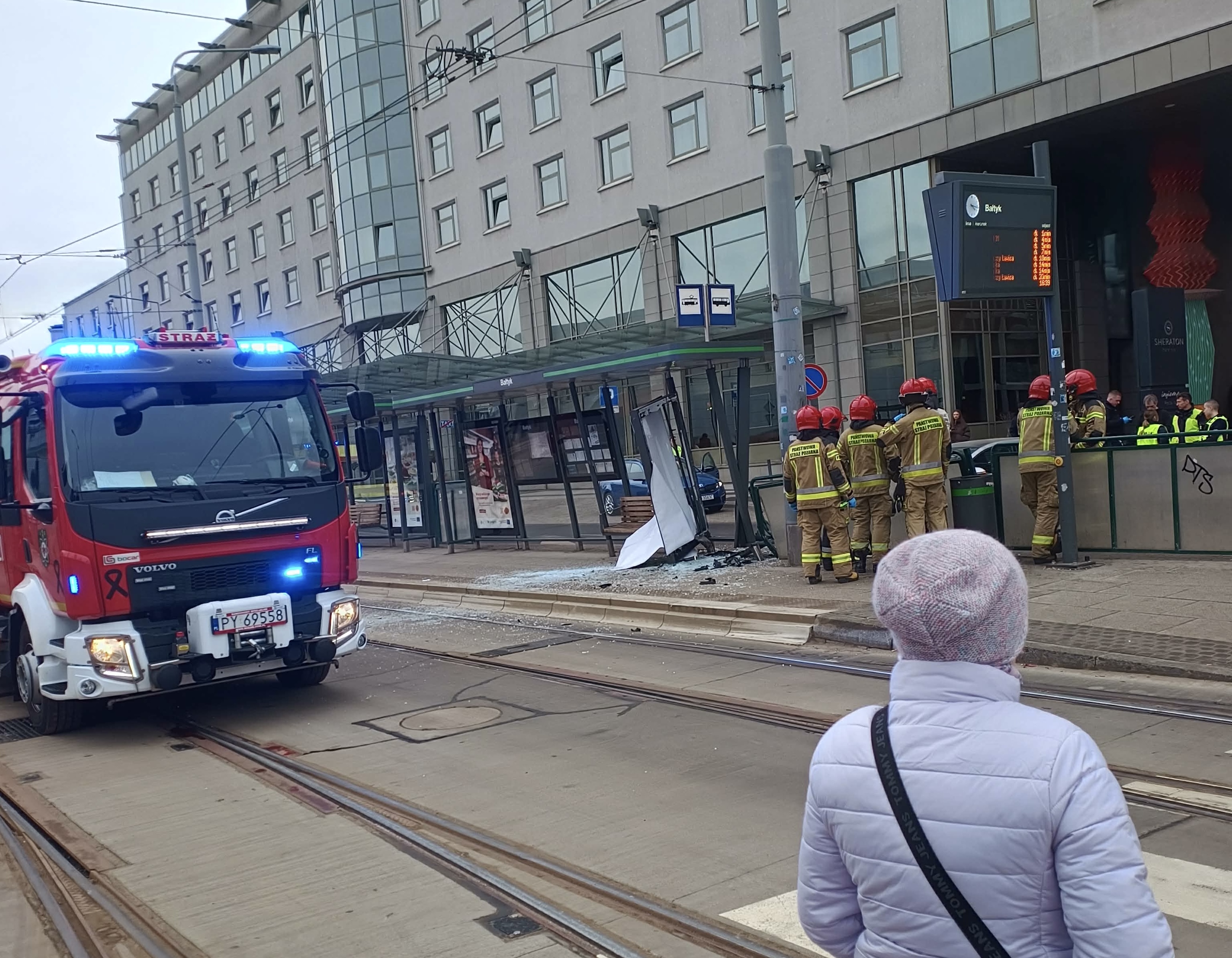 Wypadek w centrum Poznania i dziwna zamiana miejsc. Wszystko nagrały kamery