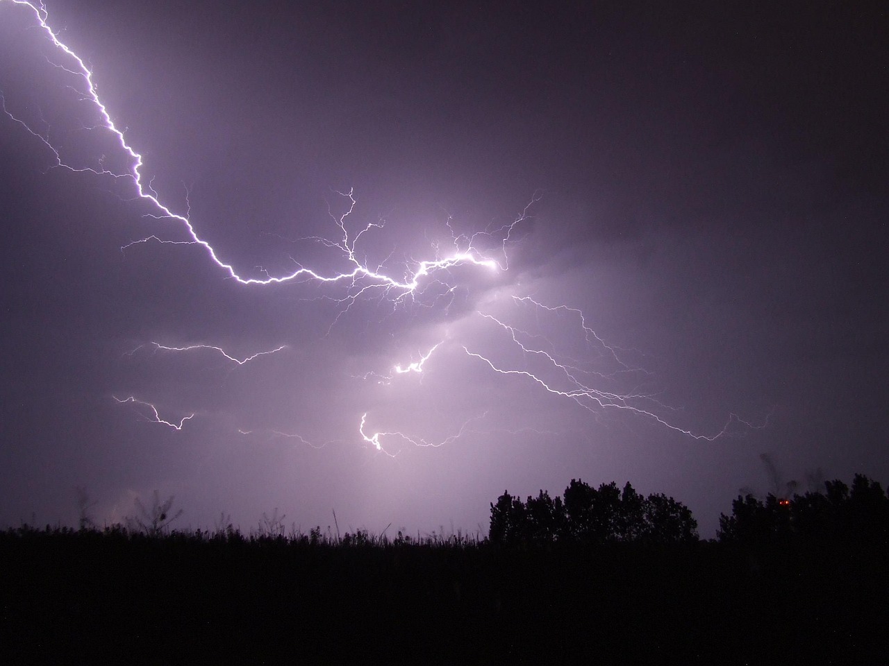 Burze i silny wiatr w Wielkopolsce i na Dolnym Śląsku. IMGW wydaje alerty