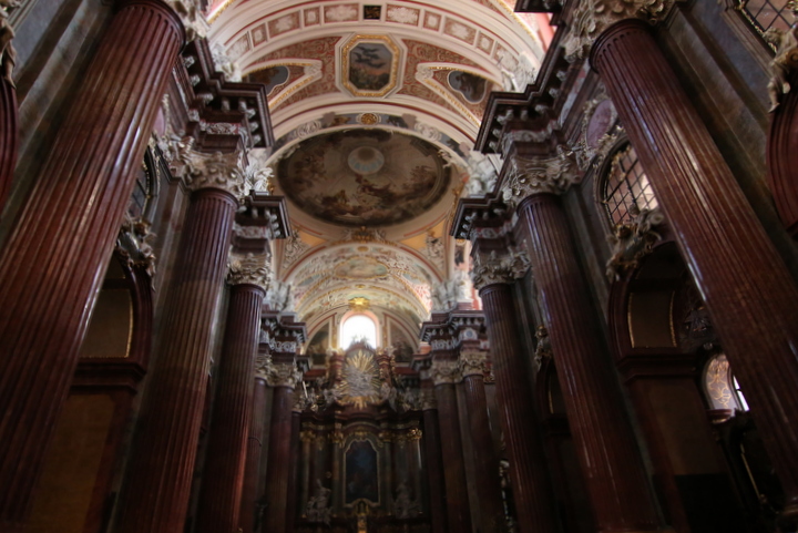 Koncert w Farze. Zbiórka na odkurzanie...