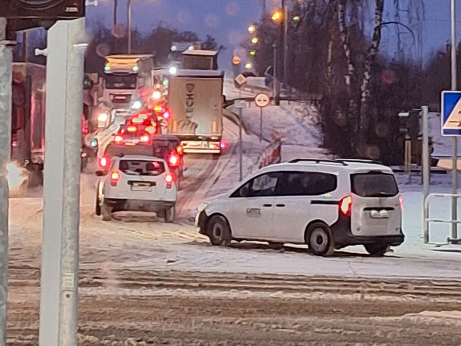 Trudny czwartek w pogodzie. Problemy na drogach i na kolei